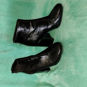 Box heel ankle booties🖤